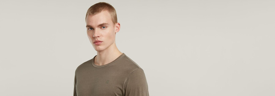garment dyed chest logo t-shirt