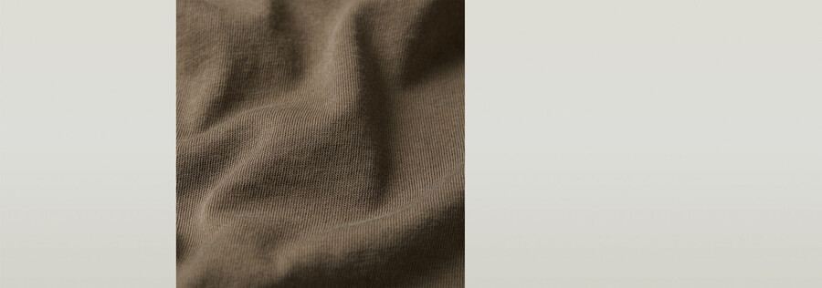 garment dyed chest logo t-shirt